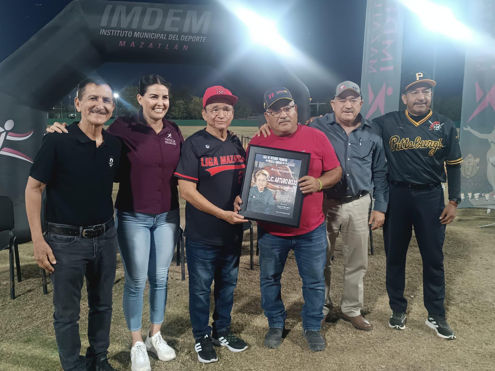 $!Con homenaje a Marcos Antonio Carvajal Betancourt, inauguran la Liga de Beisbol de Primera Fuerza Nocturna Imdem