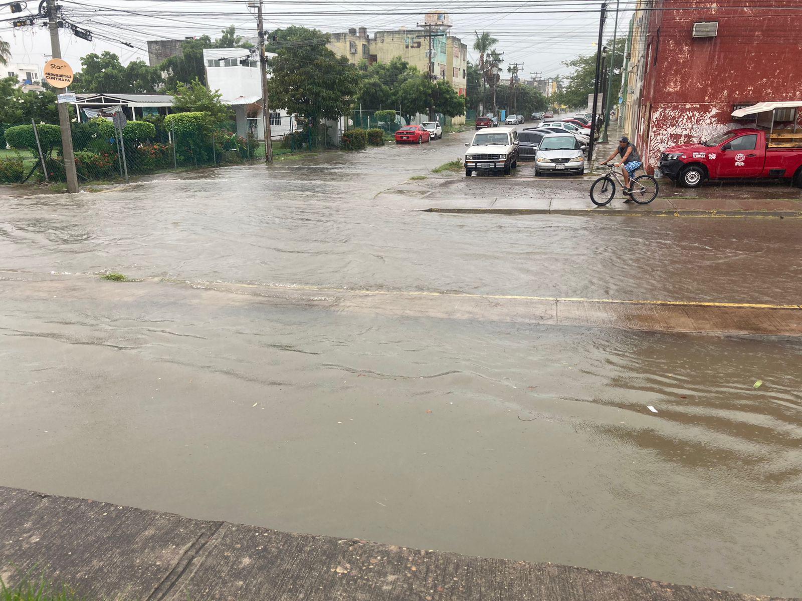 $!Cierran vialidades en Mazatlán debido a las lluvias