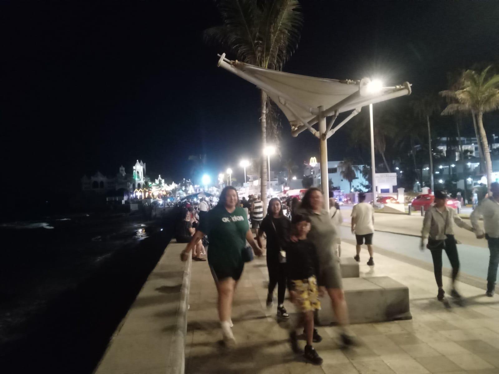 $!Disfrutan cientos del malecón de Mazatlán durante este verano
