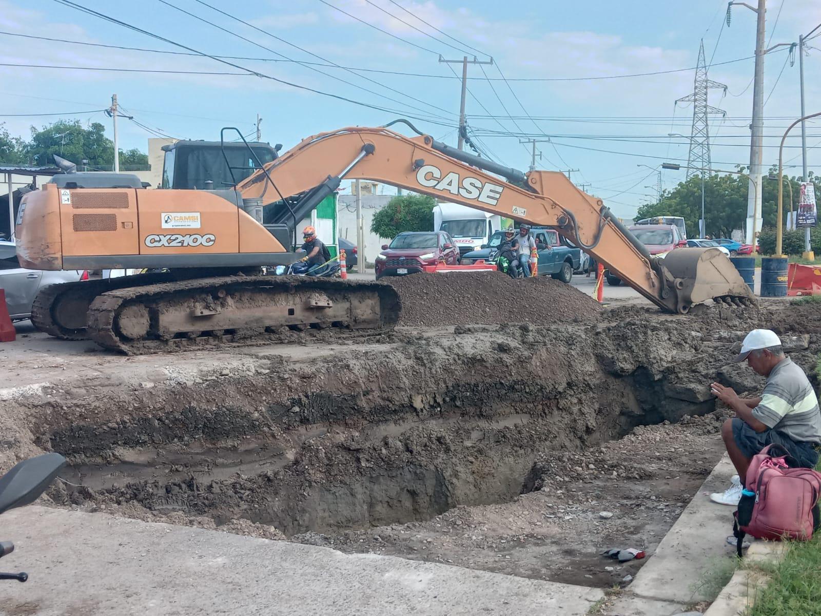$!Cierran de norte a sur puente de Prados del Sol por reparación de socavón