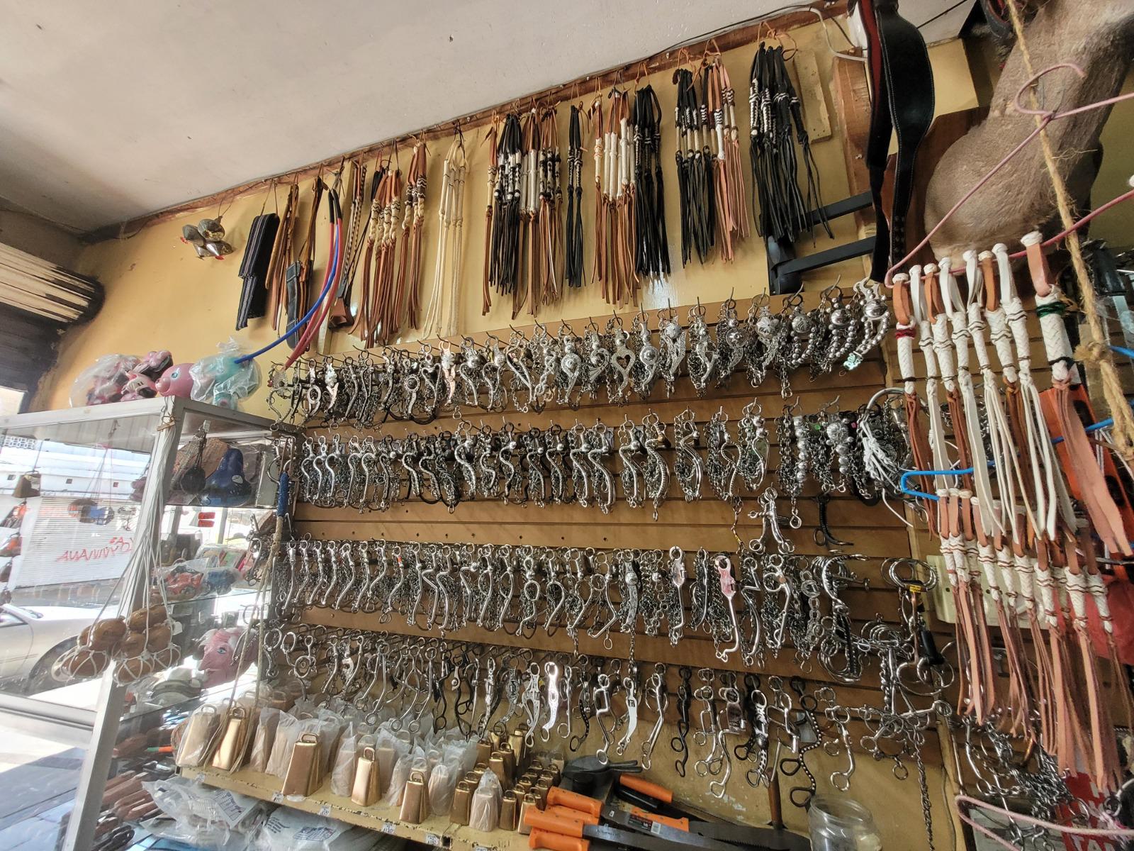$!Vende accesorios para caballo en el mercadito de Culiacán; el negocio resiste pese a la violencia