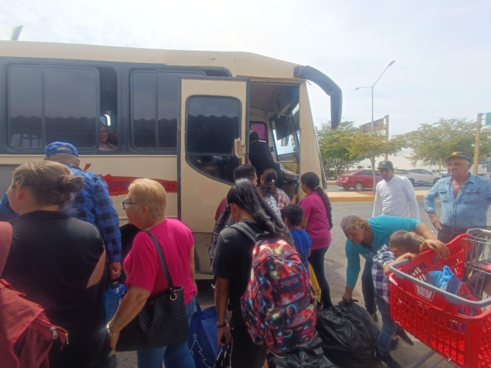 $!Pese a reporte de balaceras, ‘ranchobuses’ siguen en circulación y abordando pasajeros con normalidad