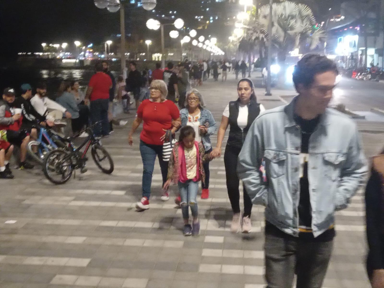$!Tiene Mazatlán un día tranquilo; por la noche se aviva el puerto