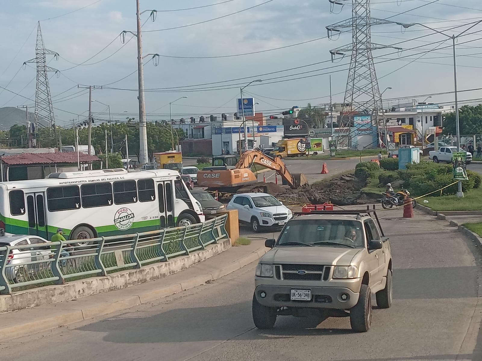 $!Cierran de norte a sur puente de Prados del Sol por reparación de socavón