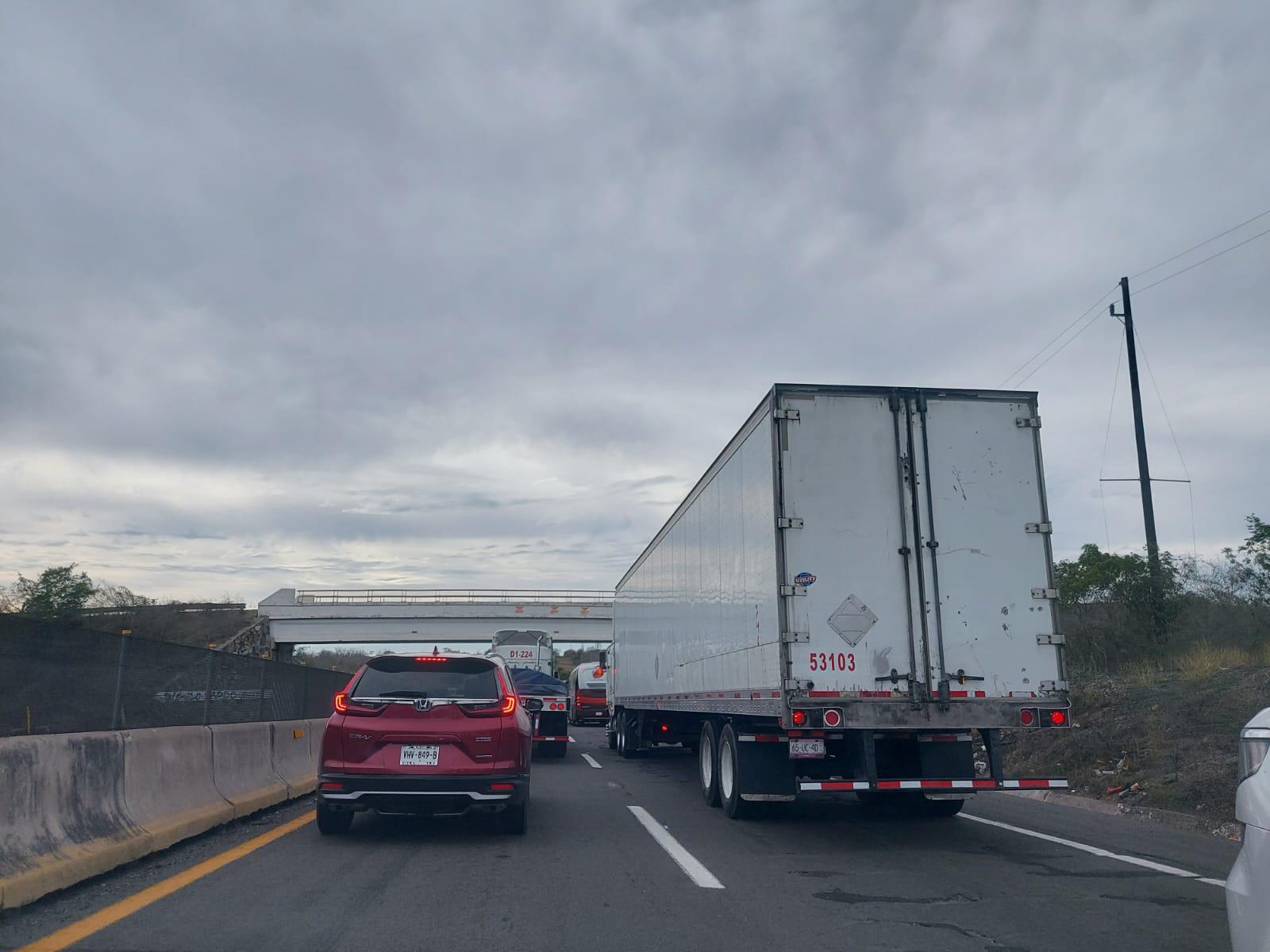 $!Se satura la Autopista Mazatlán-Culiacán tras visitas al puerto para ver el Eclipse Total de Sol