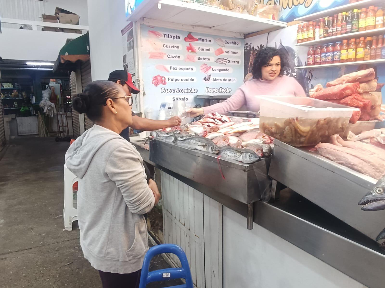 $!Venta de pescado repunta en el mercado de la Juárez, en Mazatlán, por la Cuaresma