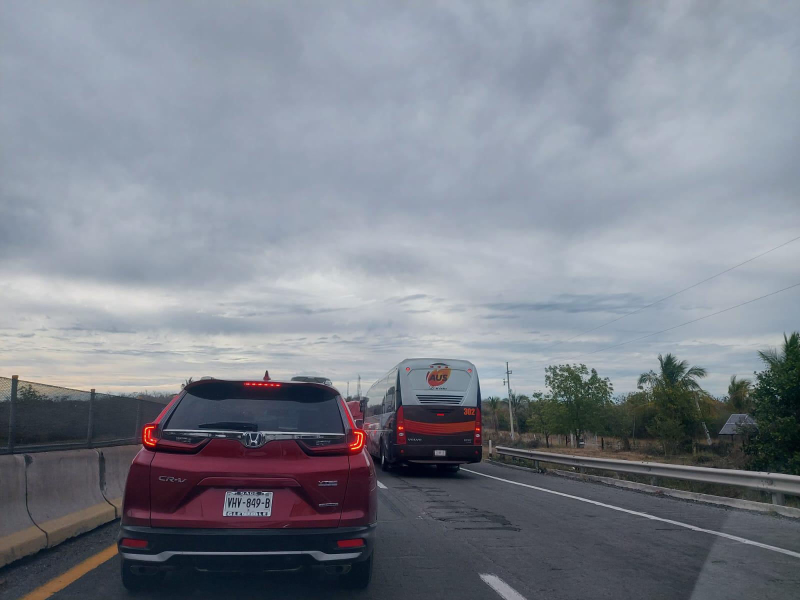 $!Se satura la Autopista Mazatlán-Culiacán tras visitas al puerto para ver el Eclipse Total de Sol