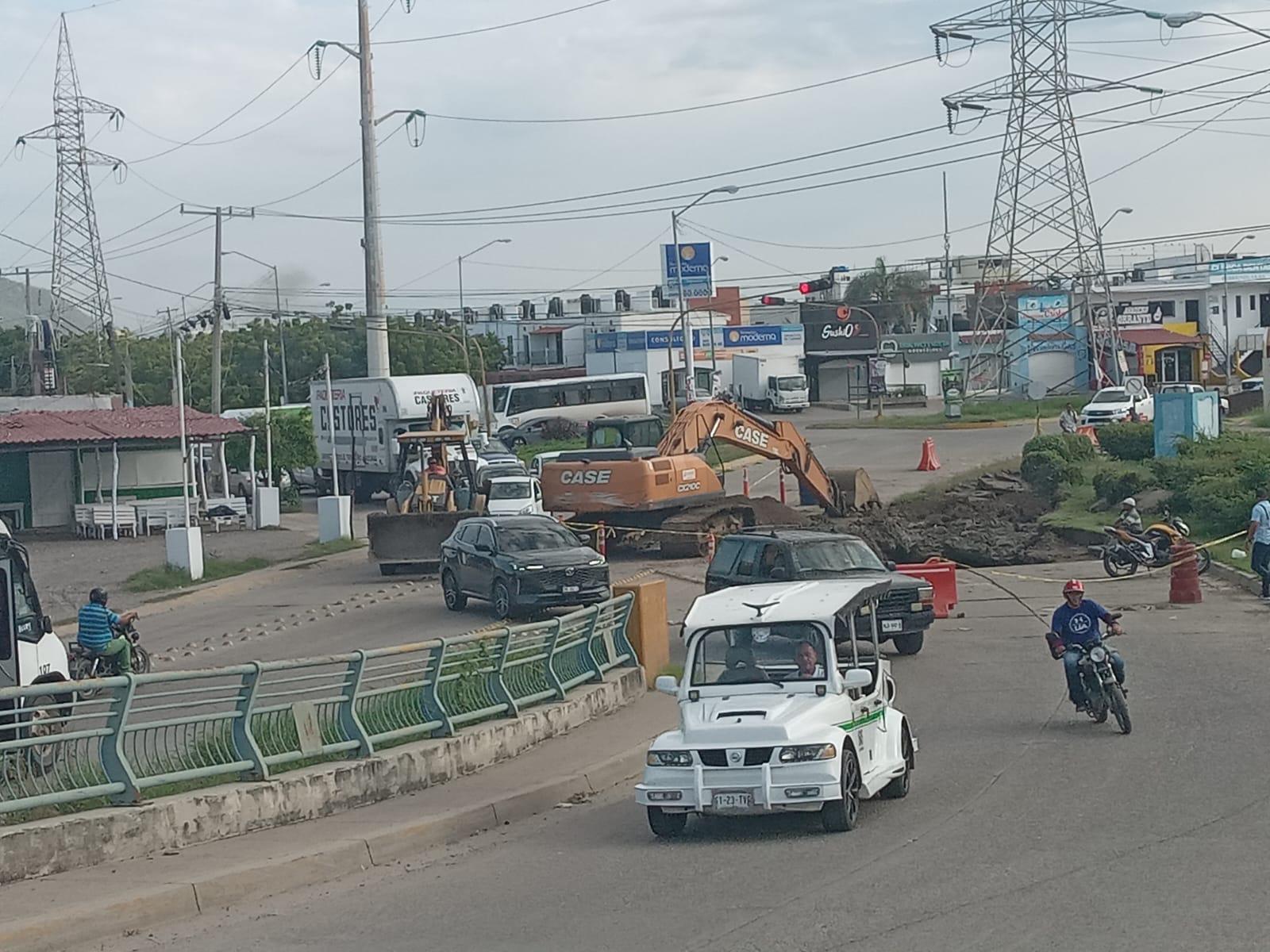 $!Cierran de norte a sur puente de Prados del Sol por reparación de socavón