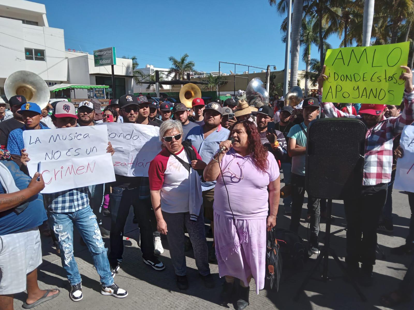 $!Se manifiestan músicos tocando y con marcha en plena zona turística
