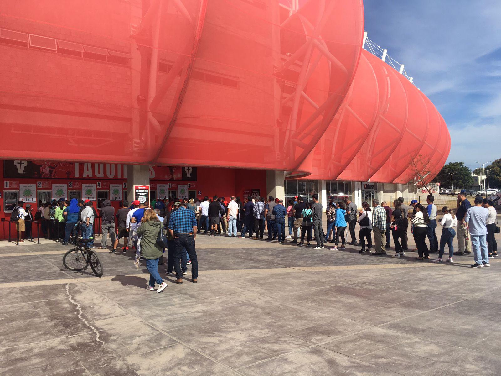 $!Aficionados acuden temprano a taquilla del Teodoro Mariscal en busca de boletos para las semifinales