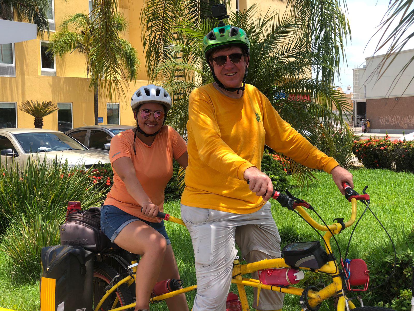 $!Viven su aventura por todo el País sobre su bicicleta tándem