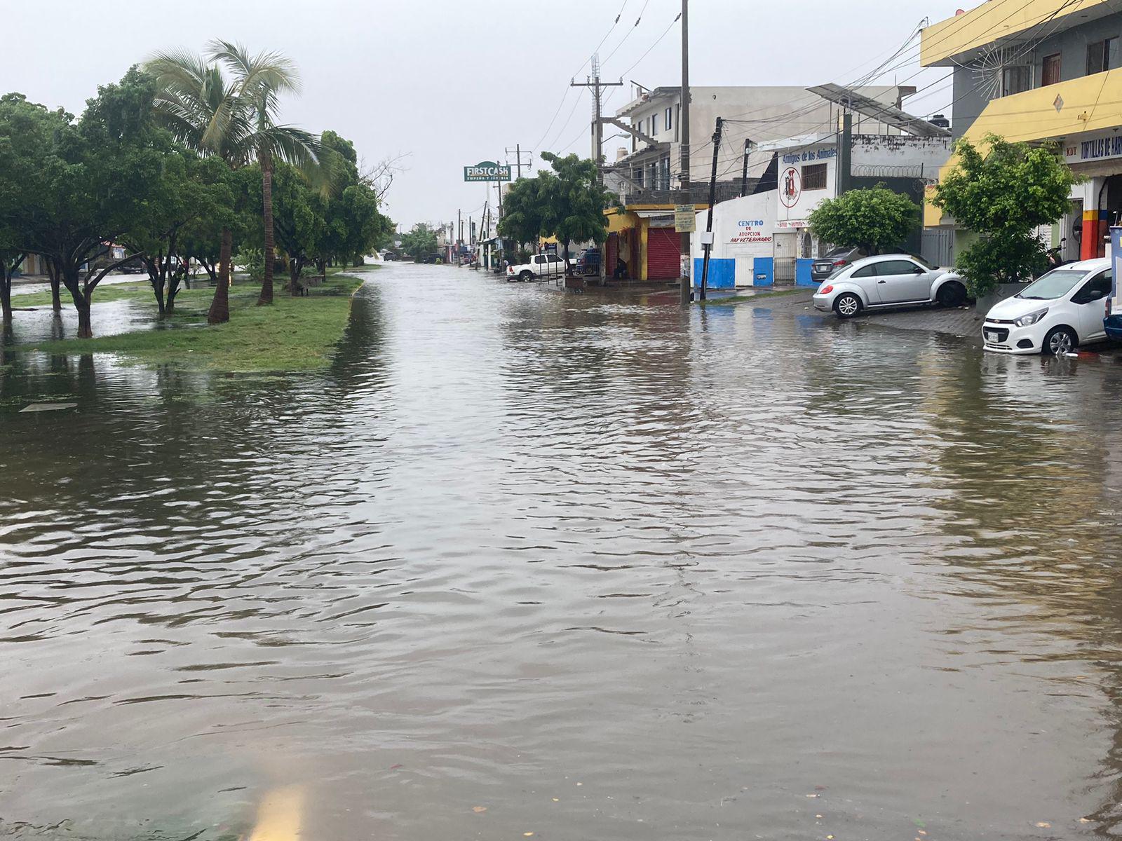 $!Cierran vialidades en Mazatlán debido a las lluvias