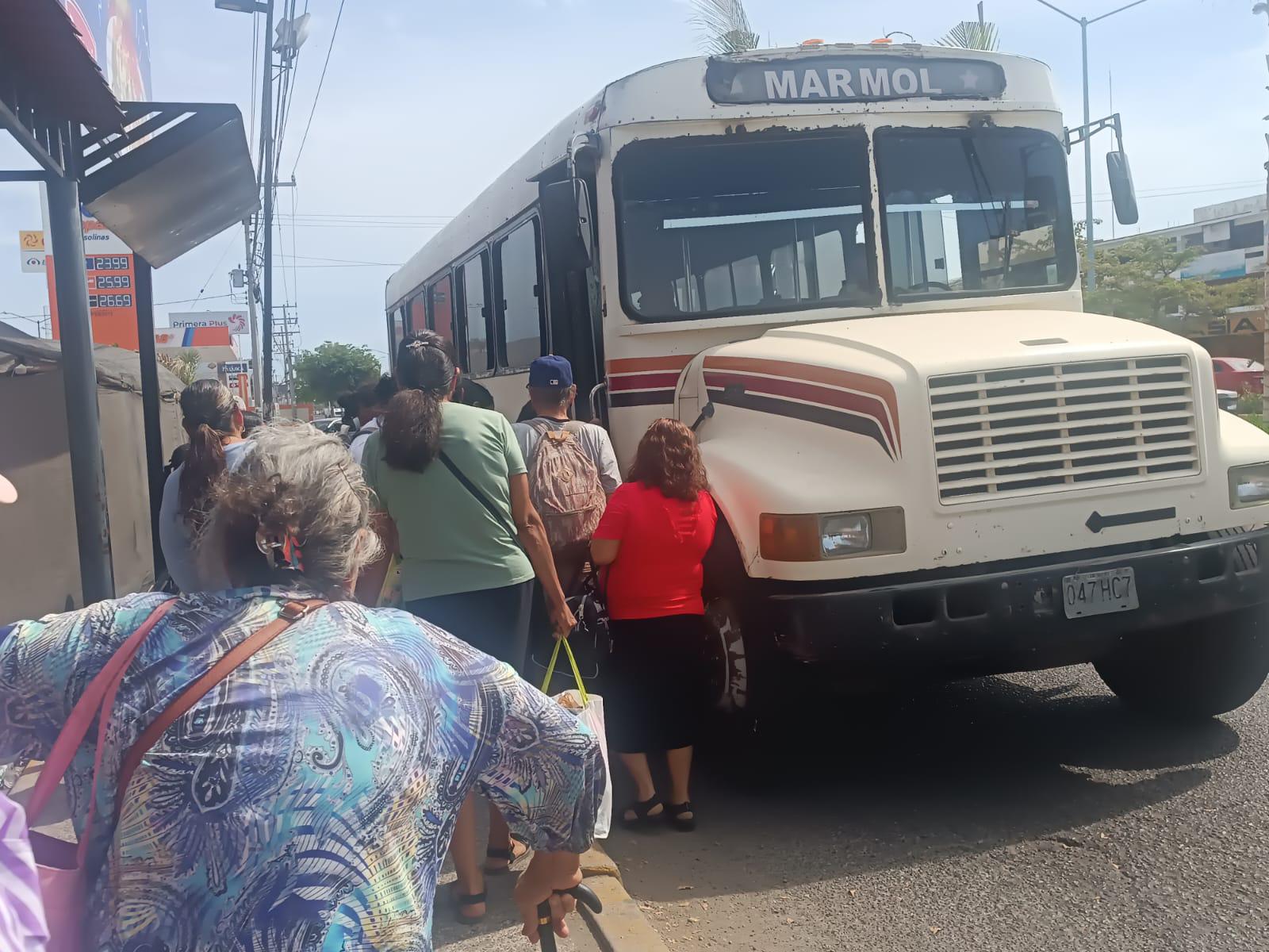 $!Pese a reporte de balaceras, ‘ranchobuses’ siguen en circulación y abordando pasajeros con normalidad