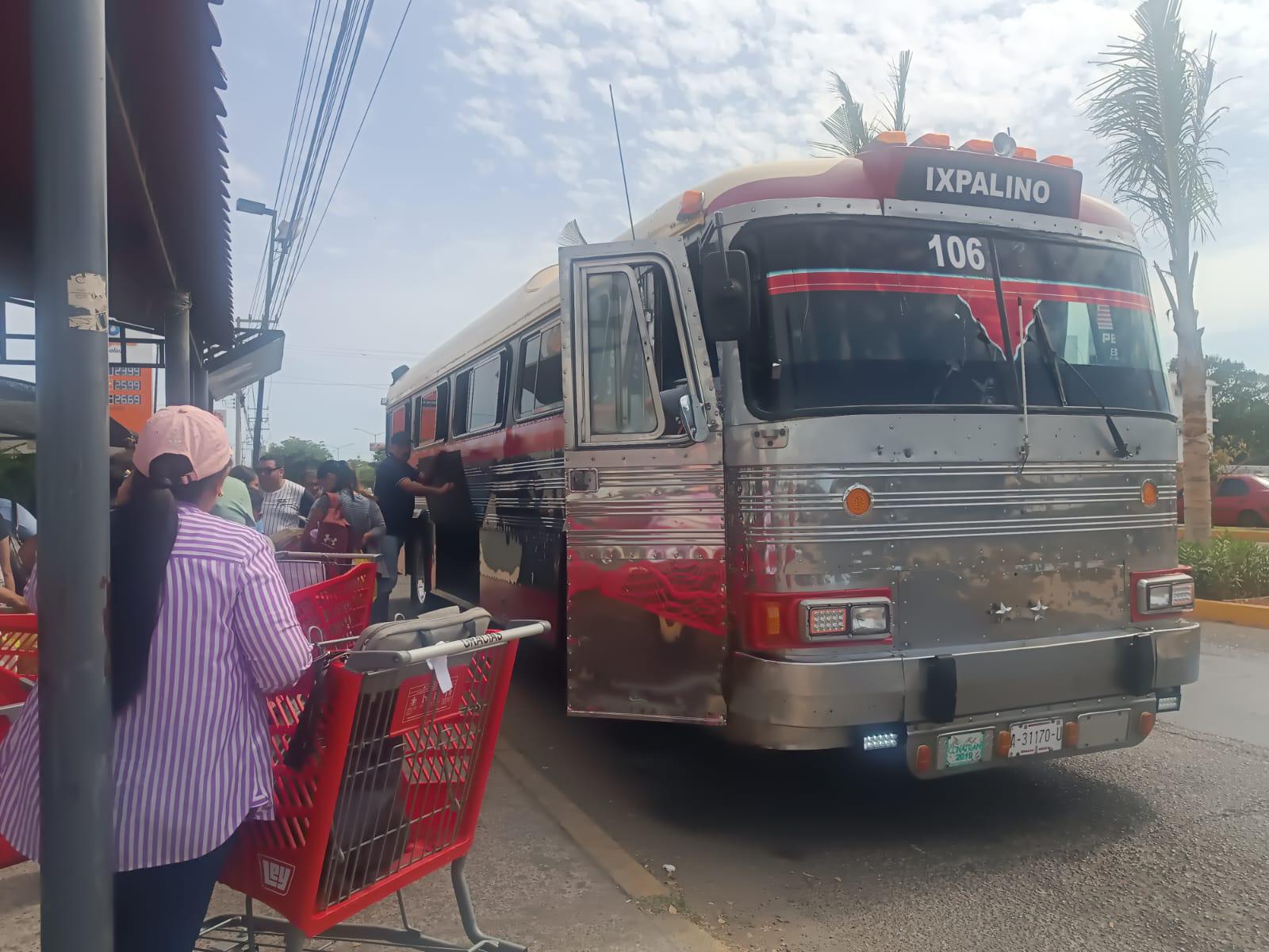 $!Pese a reporte de balaceras, ‘ranchobuses’ siguen en circulación y abordando pasajeros con normalidad