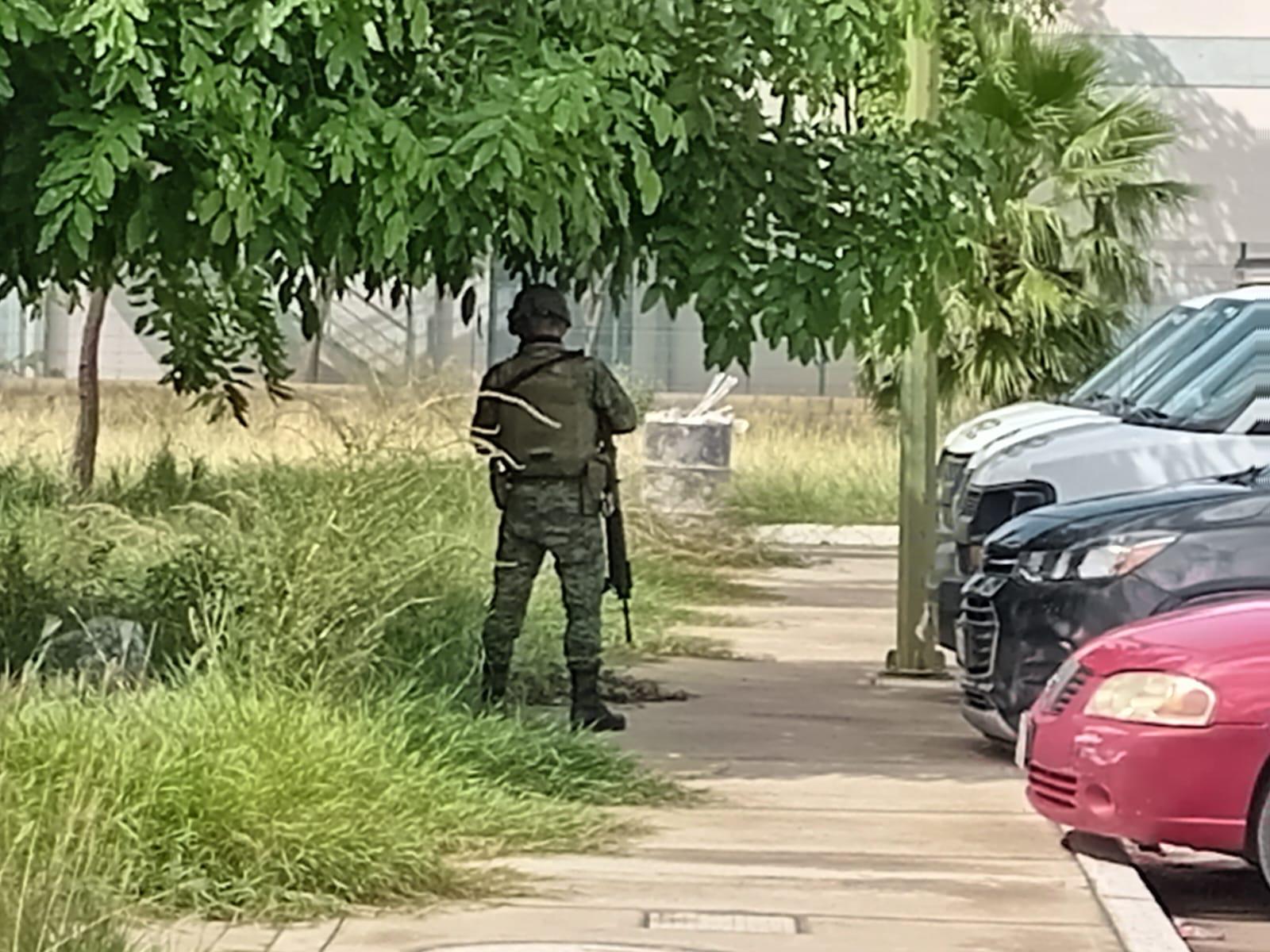 $!Arriban al Semefo de Culiacán cuerpos de militares fallecidos en desplome de helicóptero
