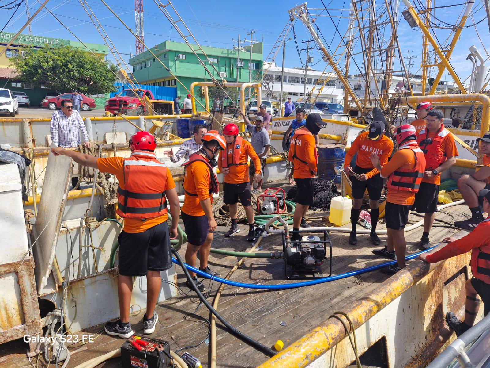 $!Evitan hundimiento de embarcación camaronera en Mazatlán