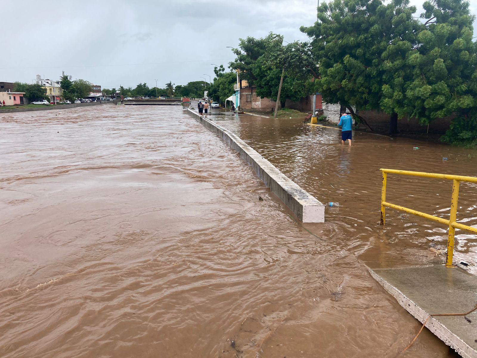 $!Se desborda el arroyo Jabalines en Mazatlán