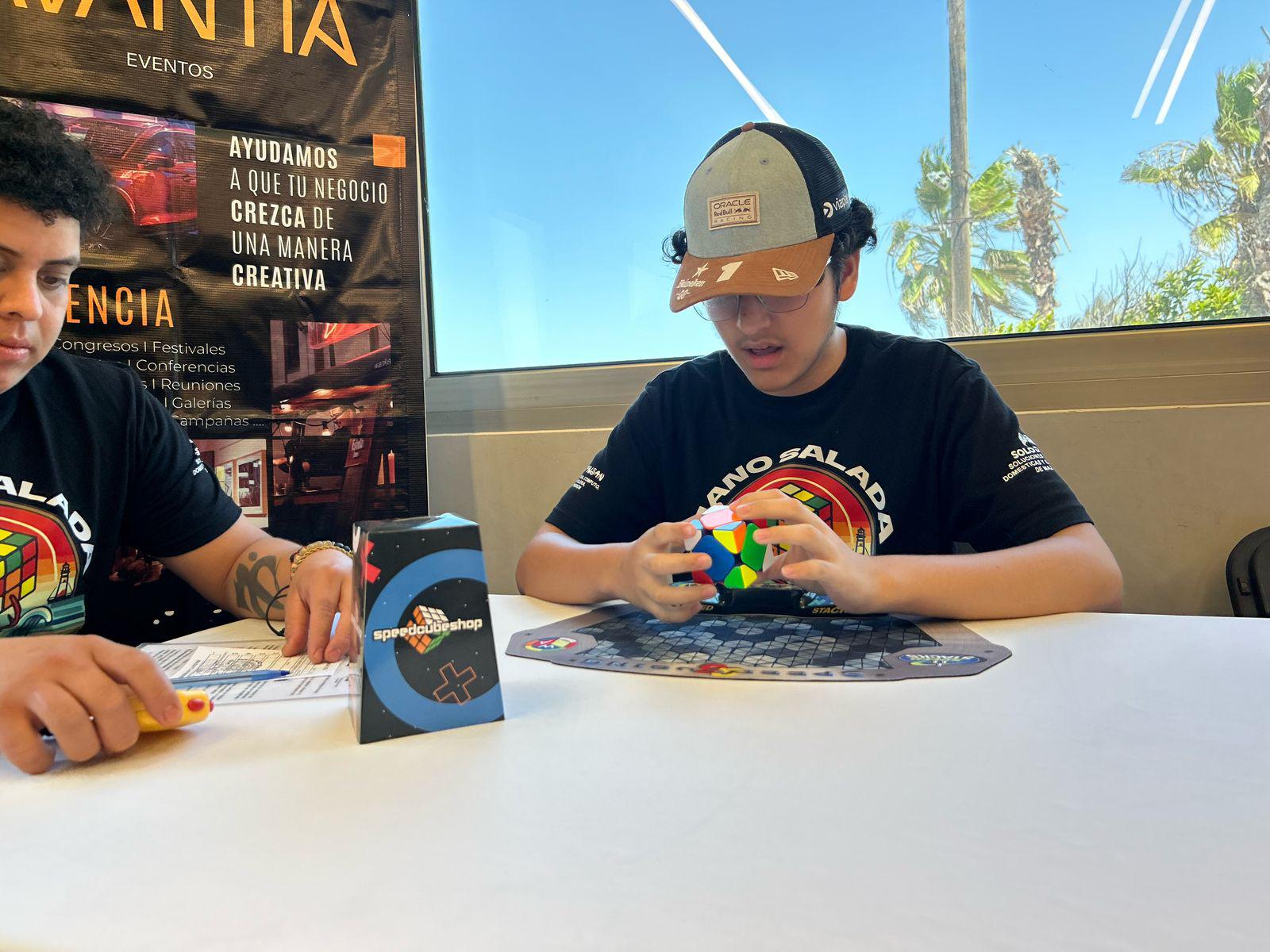$!Exhiben su destreza en el primer torneo de cubo Rubik en Mazatlán