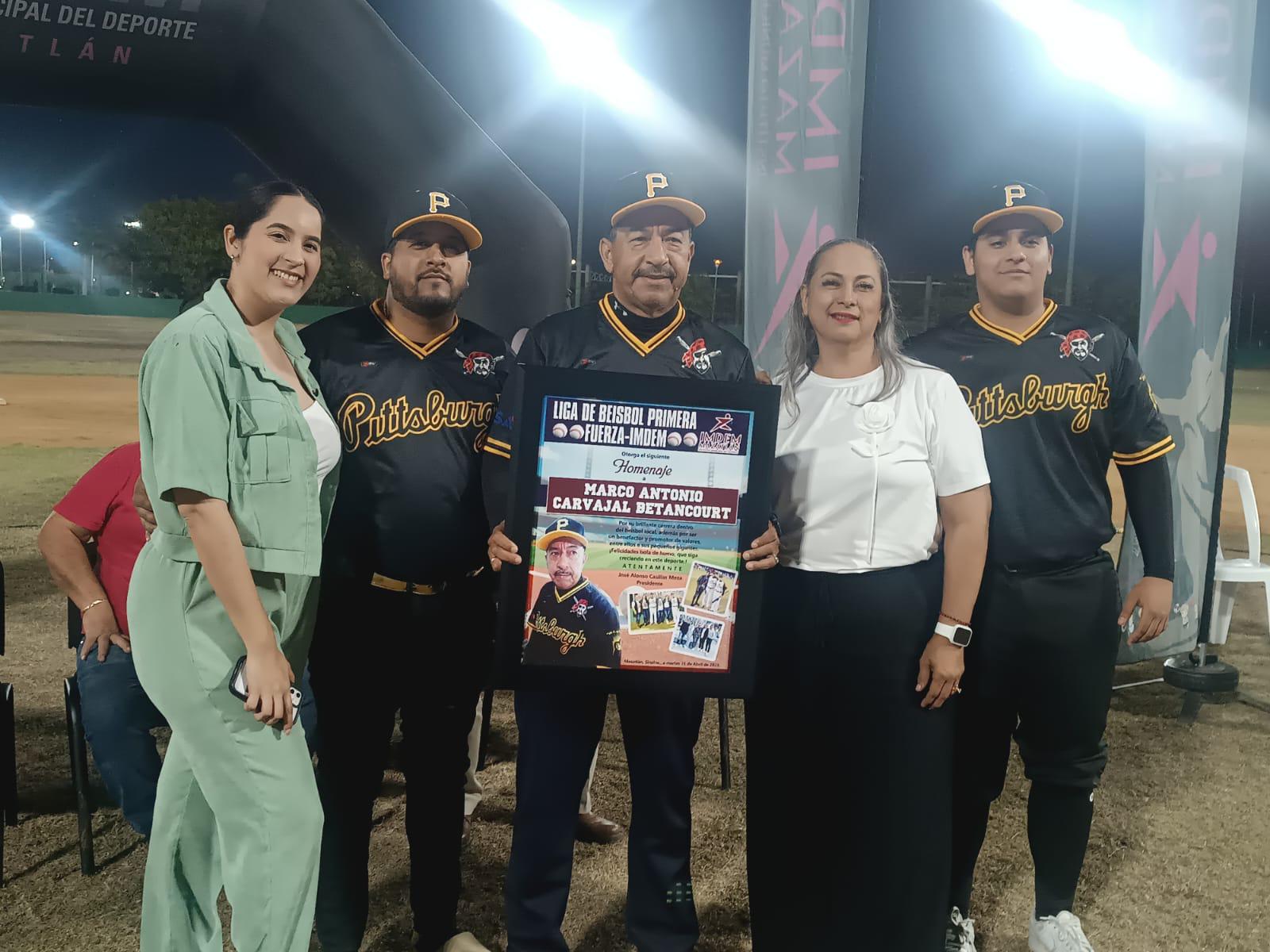 $!Con homenaje a Marcos Antonio Carvajal Betancourt, inauguran la Liga de Beisbol de Primera Fuerza Nocturna Imdem