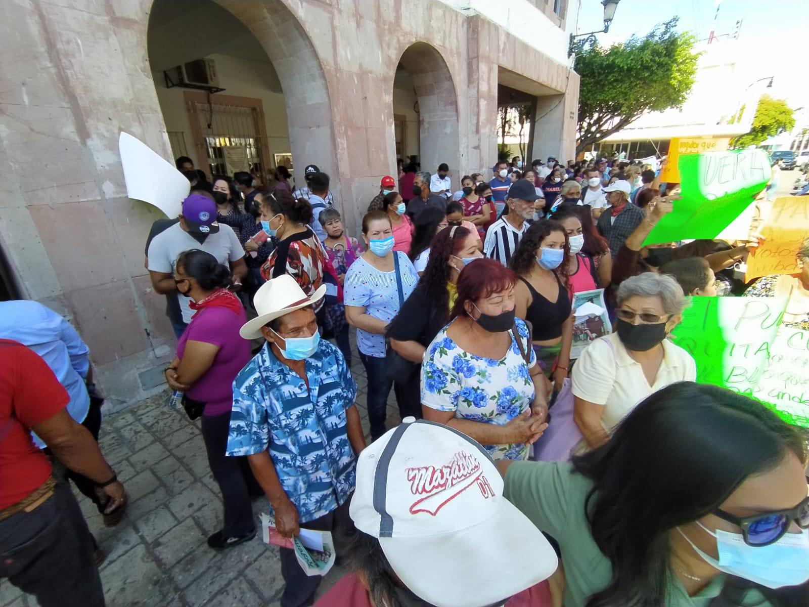 $!Morenistas de Mazatlán protestan contra el PAS de Cuén