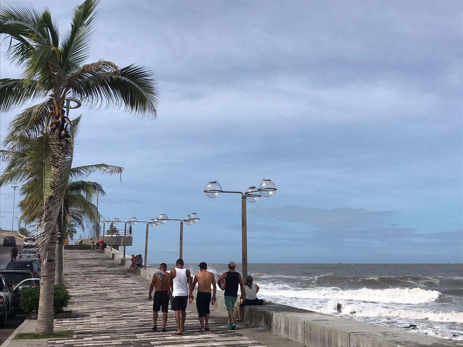 $!Salen al malecón de Mazatlán a ‘despedir’ a Pamela