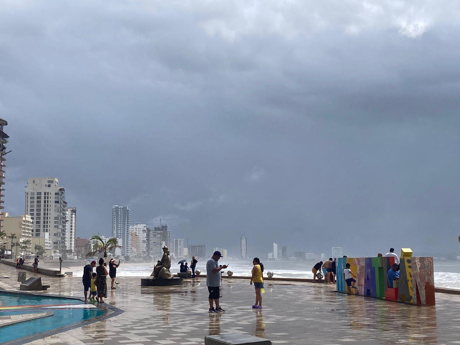 $!Cierran vialidades en Mazatlán debido a las lluvias