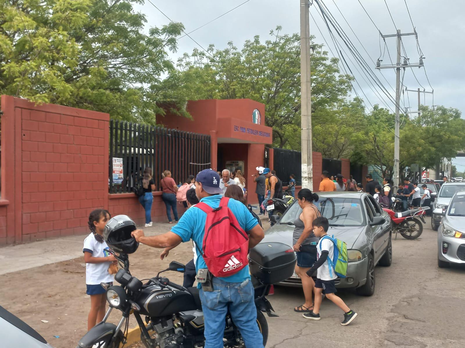 $!Pide en Mazatlán cruce seguro para primaria cerca del Libramiento Colosio