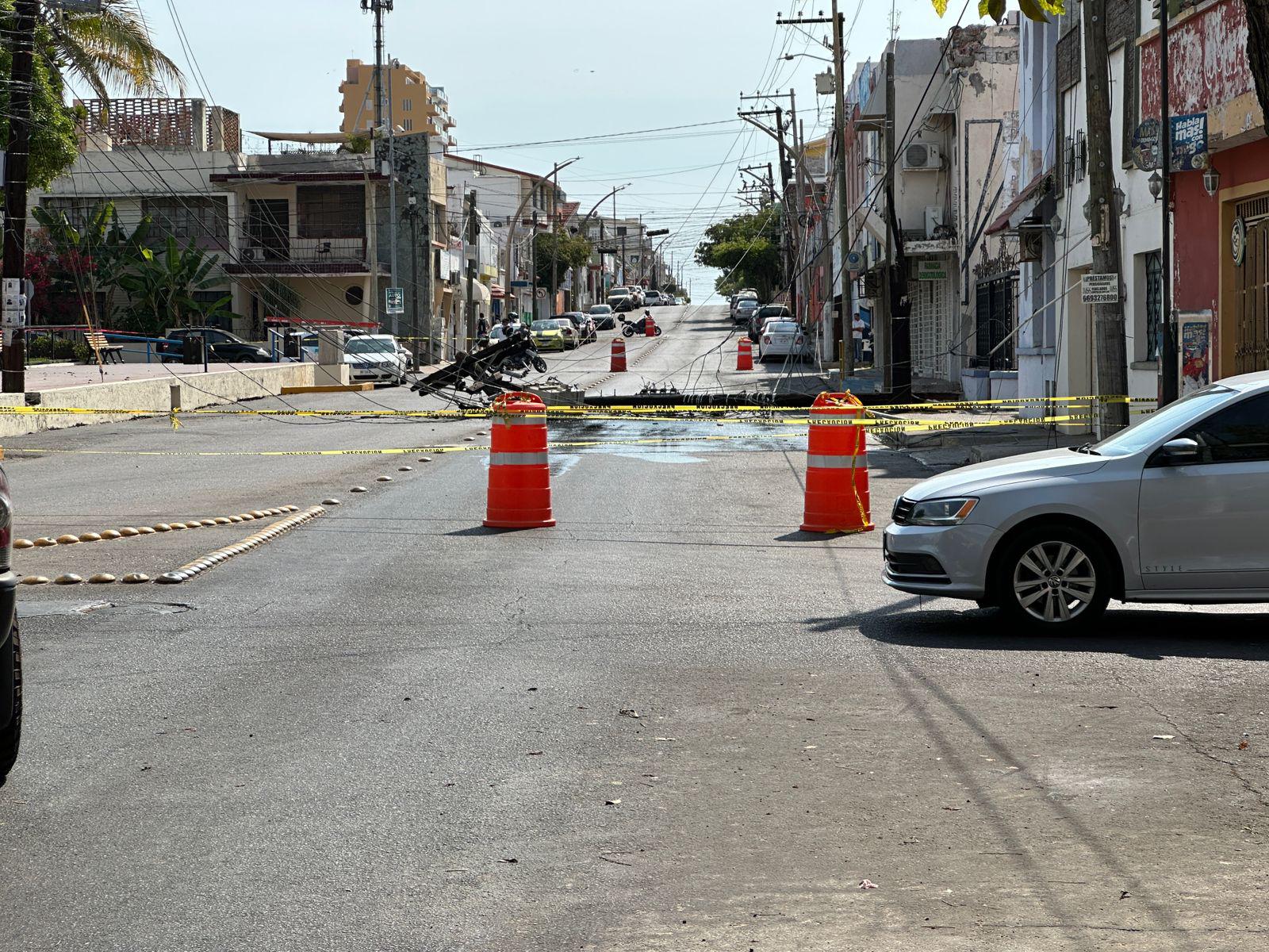 $!Se cae poste de la CFE, derriba otro y deja sin luz a parte del Centro de Mazatlán