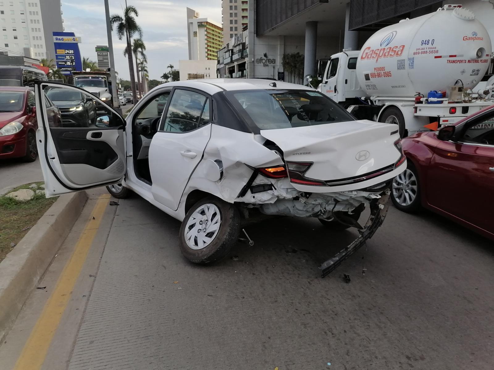 $!Automovilista genera carambola en la Zona Dorada de Mazatlán