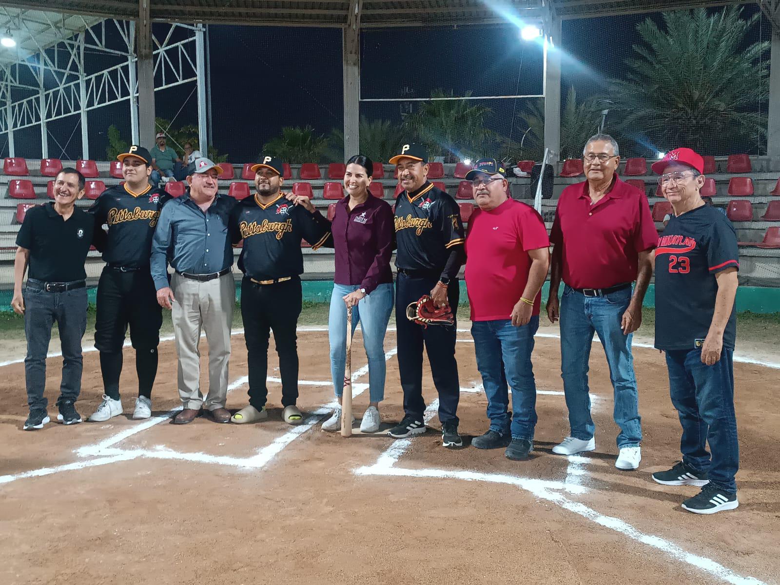 $!Con homenaje a Marcos Antonio Carvajal Betancourt, inauguran la Liga de Beisbol de Primera Fuerza Nocturna Imdem