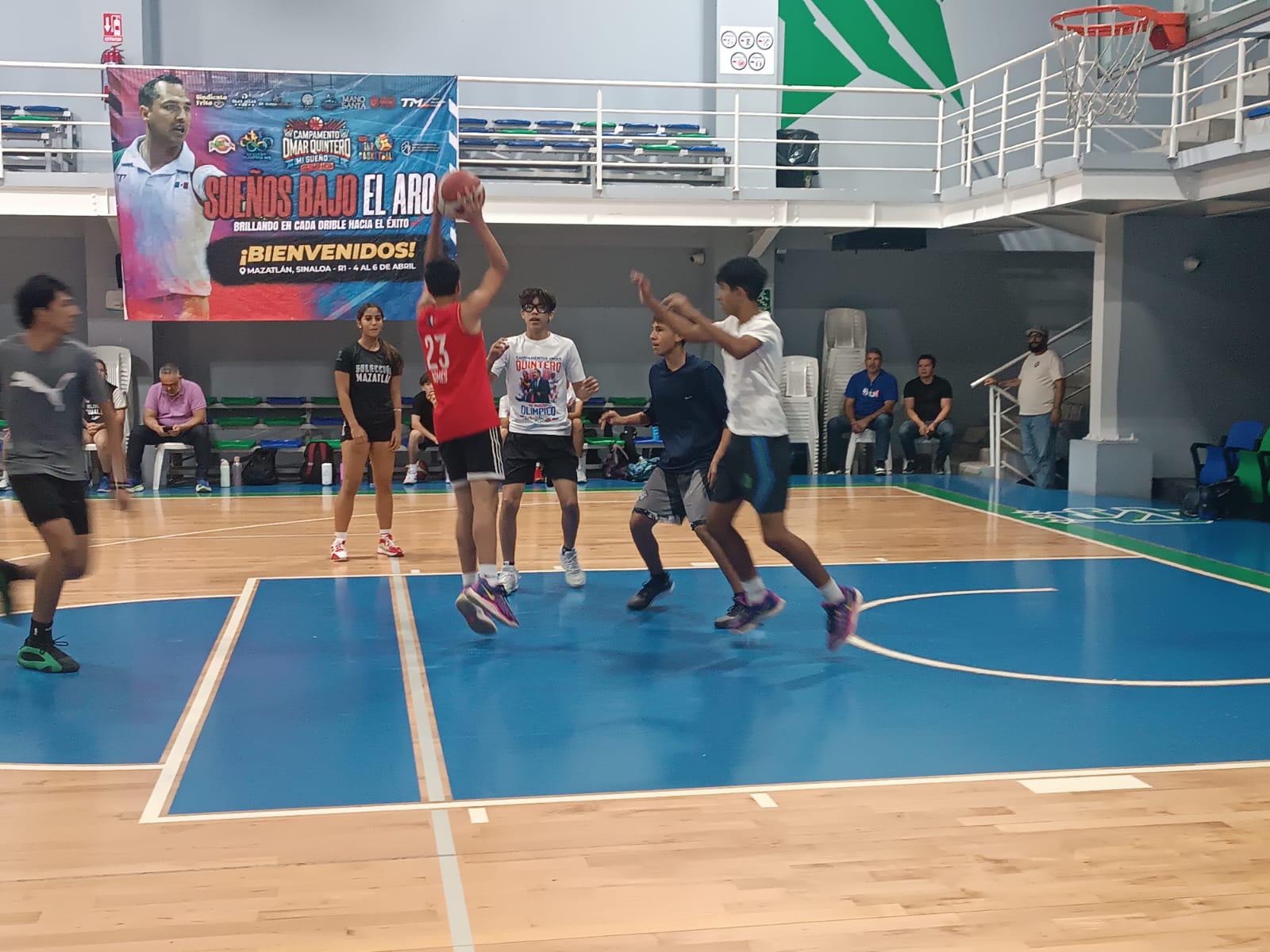 $!Omar Quintero motiva a nuevas generaciones en Mazatlán: ‘Regresarle algo al básquet es un honor’
