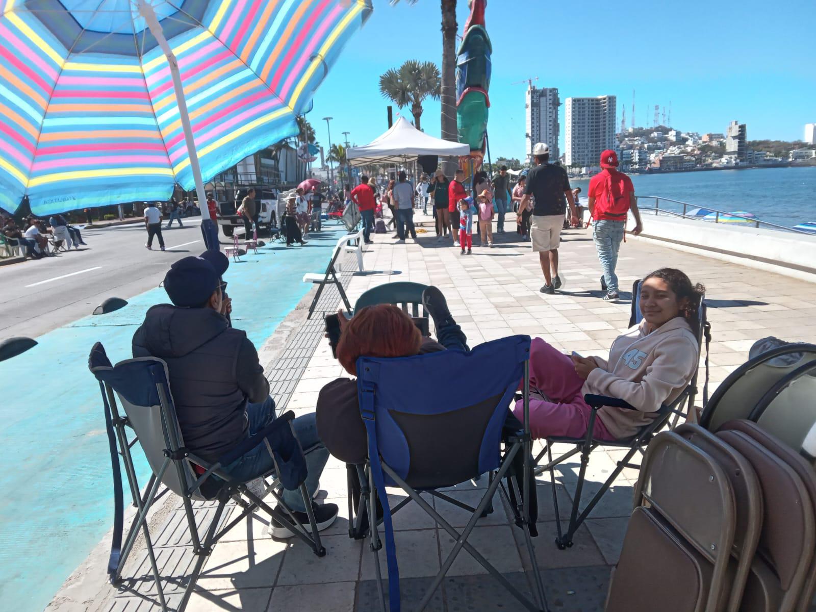$!Cierran el malecón y colocan cientos de sillas para presenciar el primer desfile del Carnaval de Mazatlán