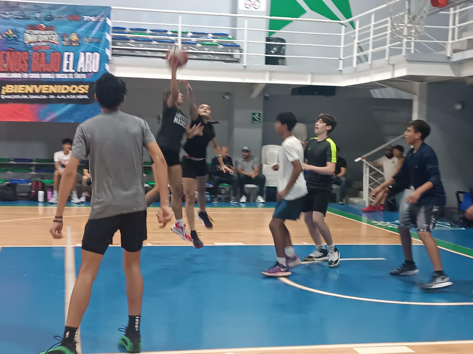 $!Omar Quintero motiva a nuevas generaciones en Mazatlán: ‘Regresarle algo al básquet es un honor’
