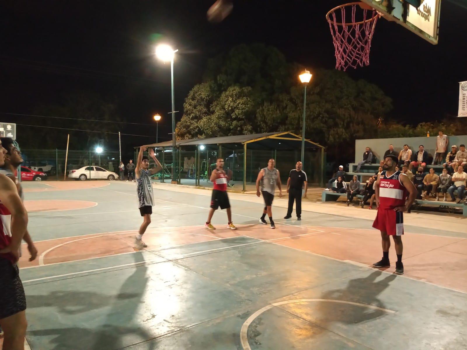 $!Restaurante El Velero rompe la hegemonía en el Baloncesto Burócrata