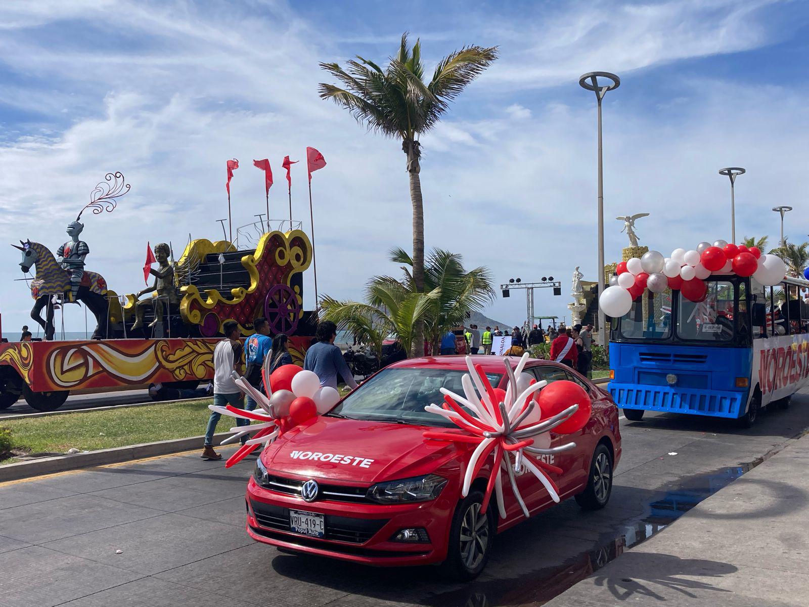 $!Inicia a las 16:00 horas el segundo desfile de Carnaval; ya esperan miles de personas en el malecón