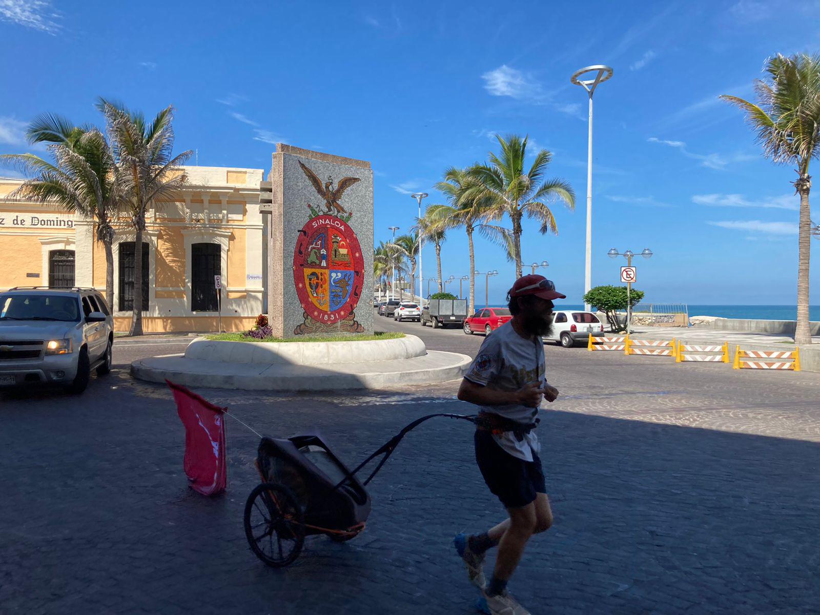 $!Recorre Mazatlán el deportista alemán de alta resistencia, Jonas Deichmann