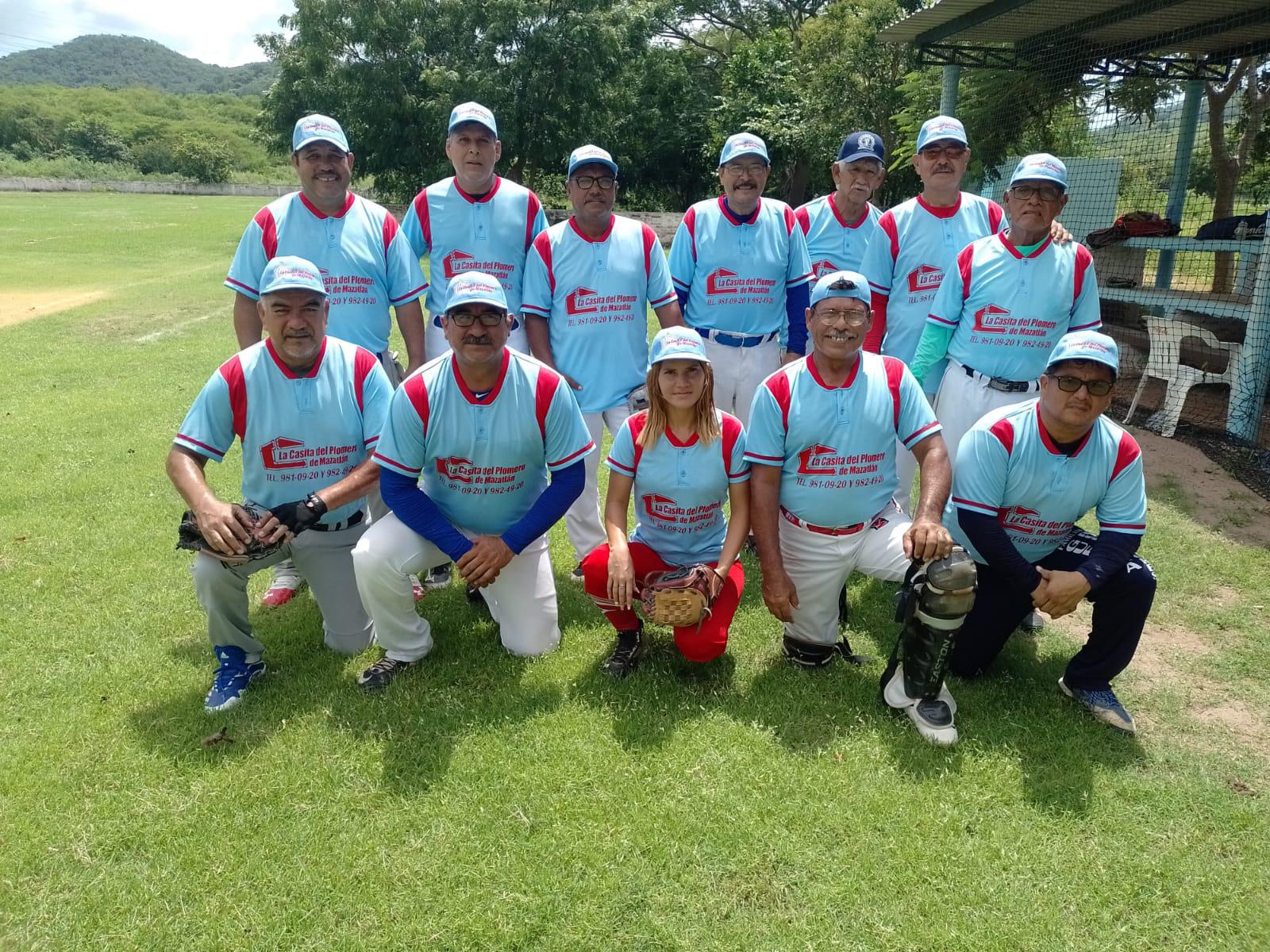 $!Familia Rendón iguala su marca en Liga de 60 años y más, en Club Chololos