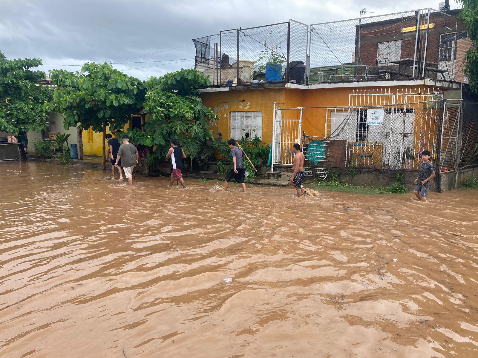 $!Se desborda el arroyo Jabalines en Mazatlán