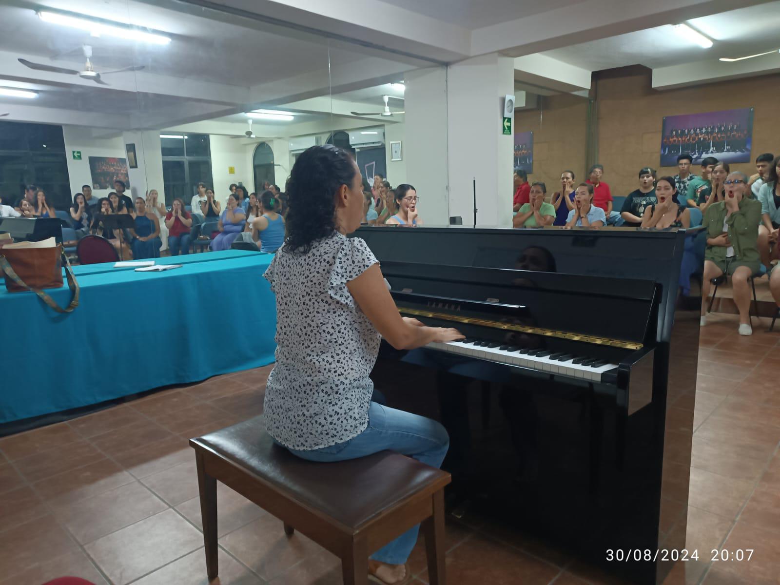 $!La maestra Mary Murillo compartió técnicas de manejo de voz.