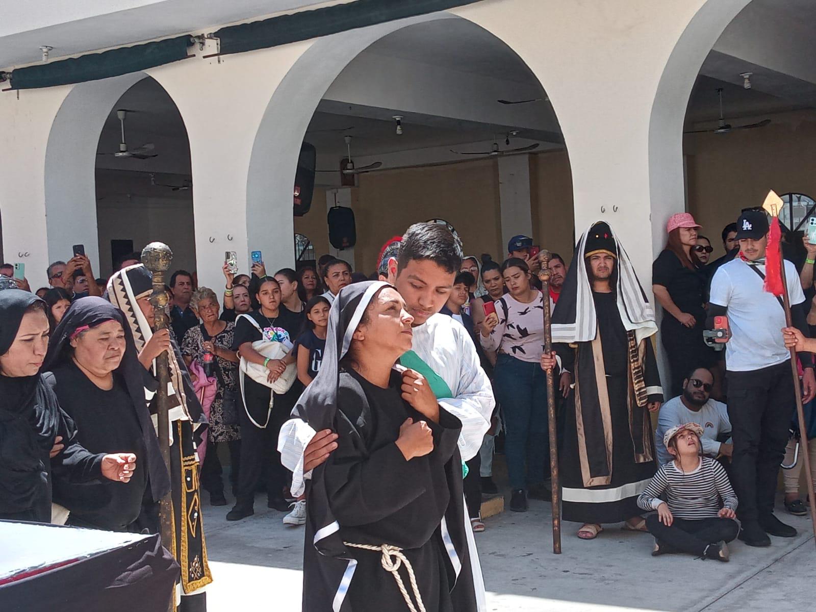 $!Mazatlecos y turistas atestiguan el Viacrucis Viviente en calles del Centro de puerto