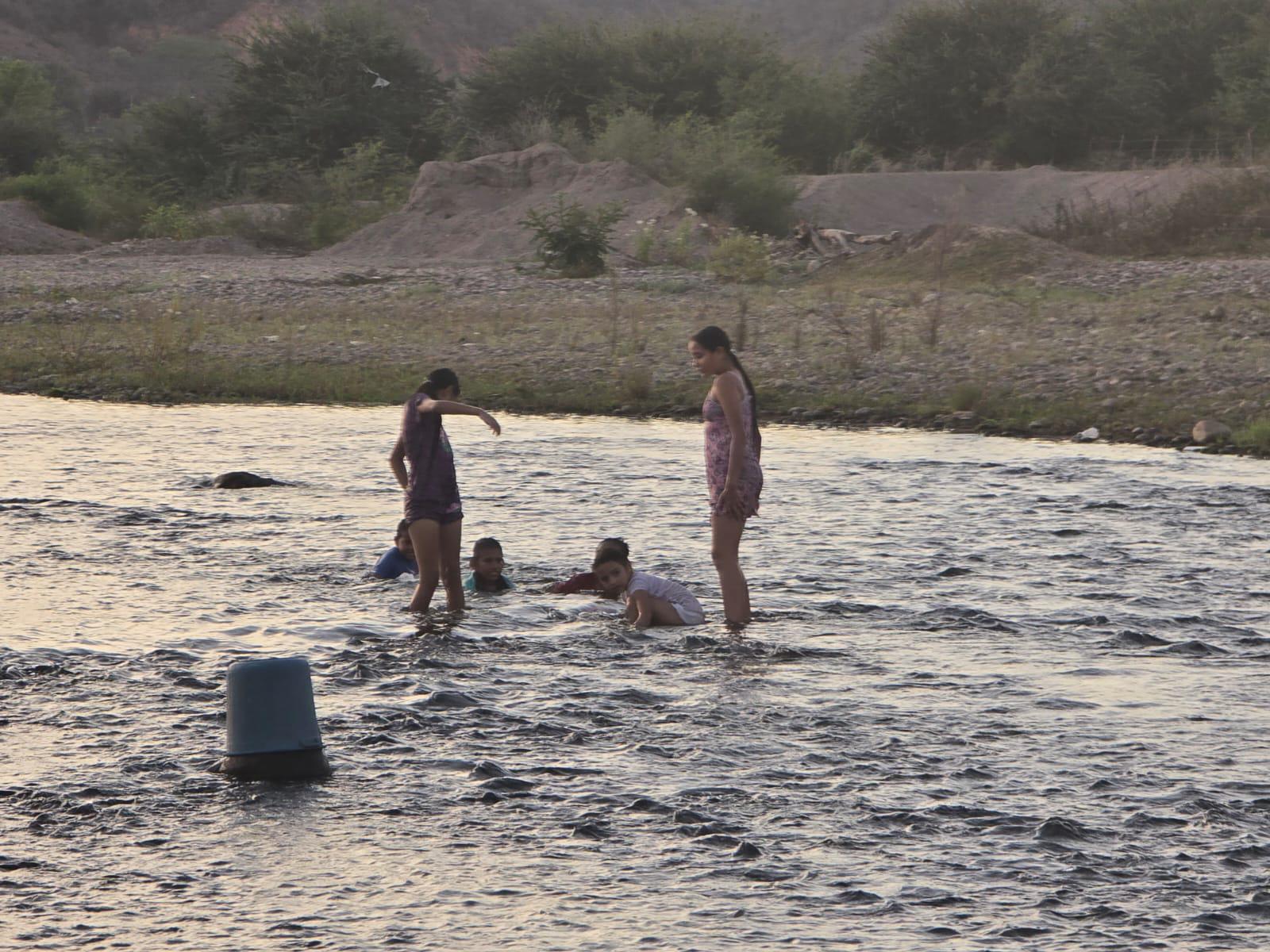 $!Familias mitigan el calor y disfrutan del esparcimiento en el río Baluarte de Rosario