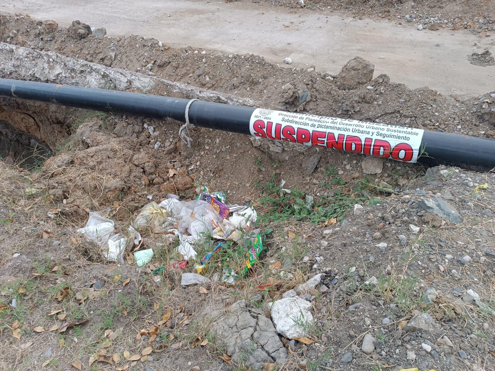 $!Reportan obra abandonada en Valle Dorado frente al Panteón Jardín