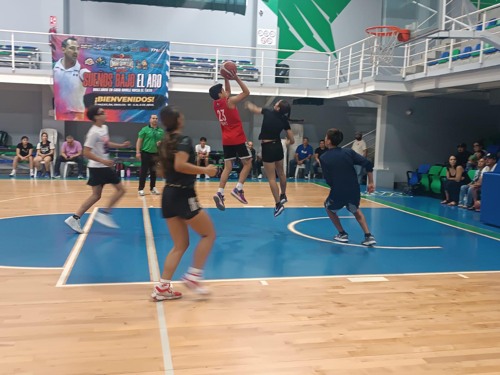 $!Omar Quintero motiva a nuevas generaciones en Mazatlán: ‘Regresarle algo al básquet es un honor’