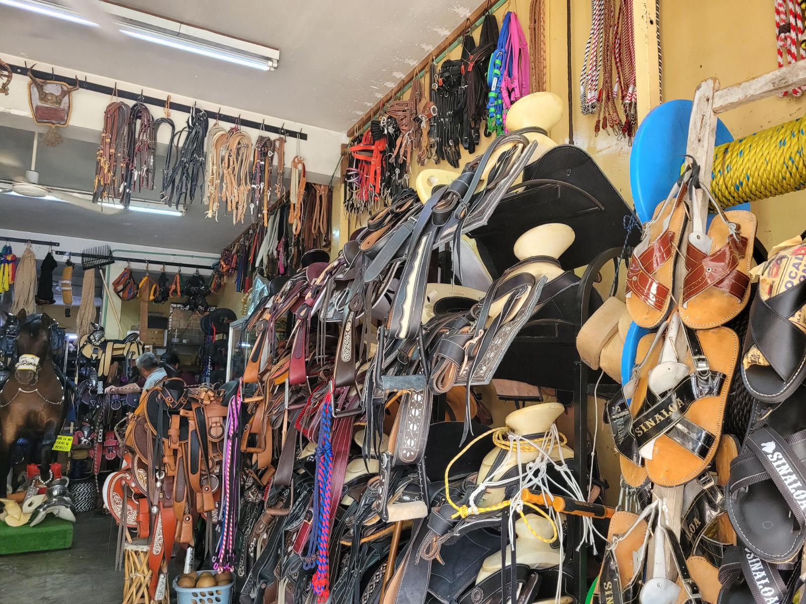 $!Vende accesorios para caballo en el mercadito de Culiacán; el negocio resiste pese a la violencia