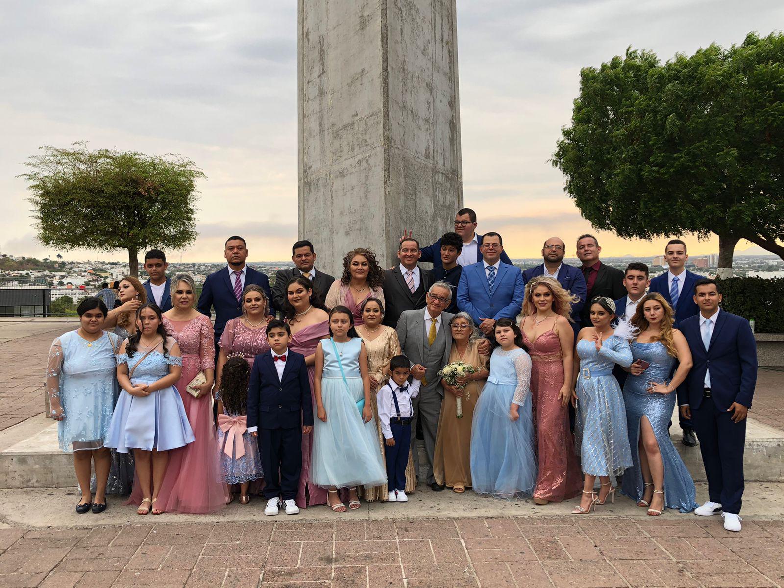 $!A 50 años de haber unido sus vidas, han formado esta familia.