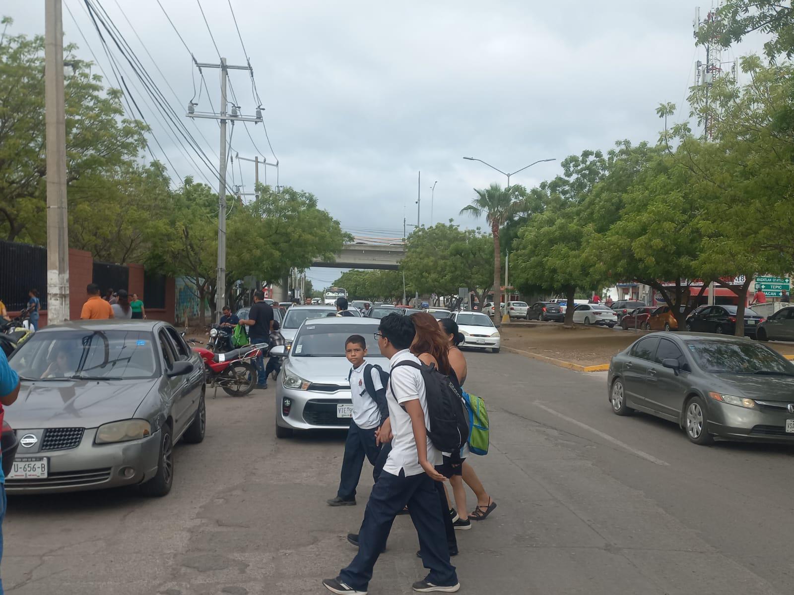 $!Pide en Mazatlán cruce seguro para primaria cerca del Libramiento Colosio