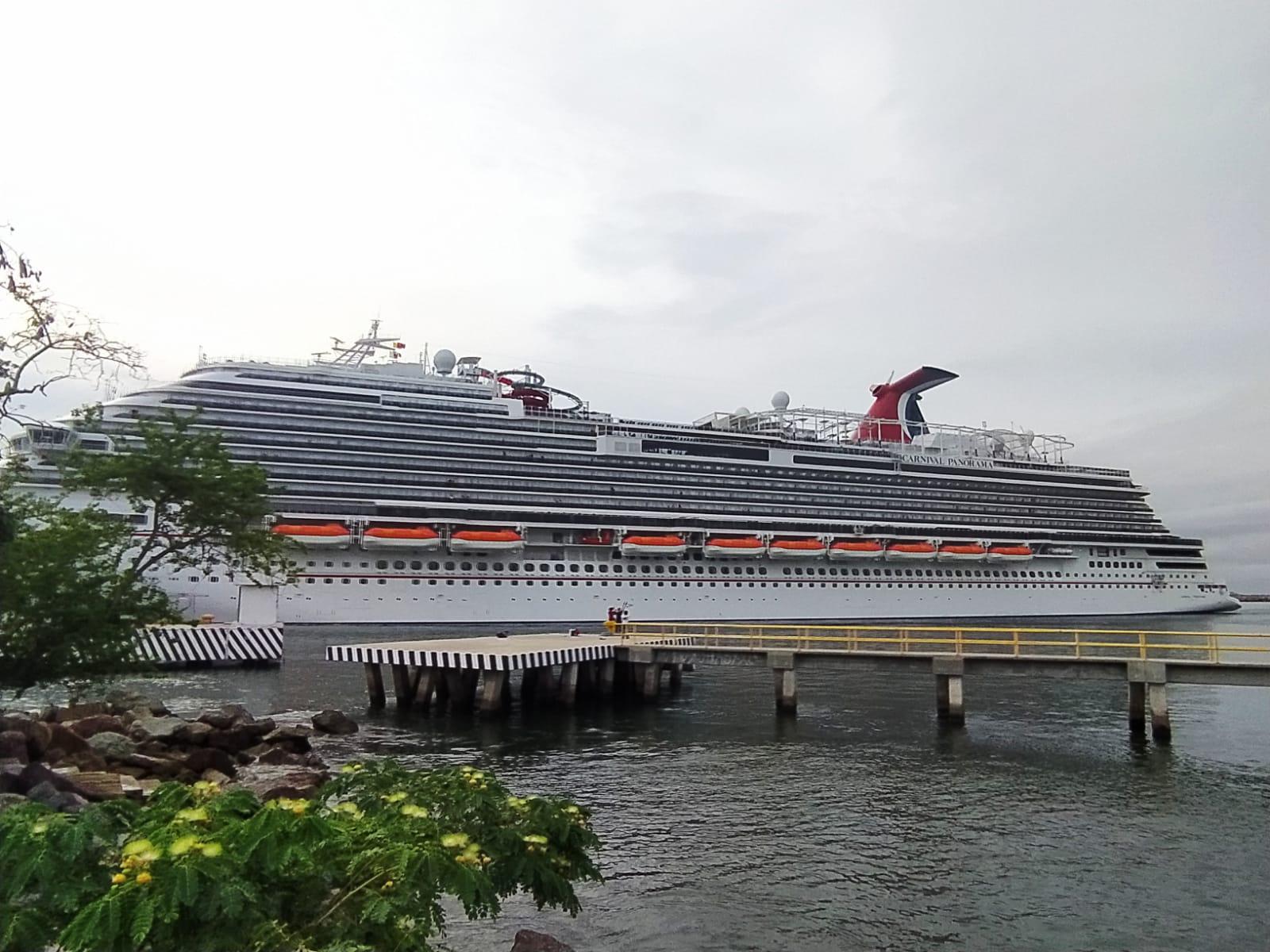 $!Tras la parálisis que ocasionó la pandemia del Covid, regresa el primer crucero a Mazatlán: el Carnival Panorama