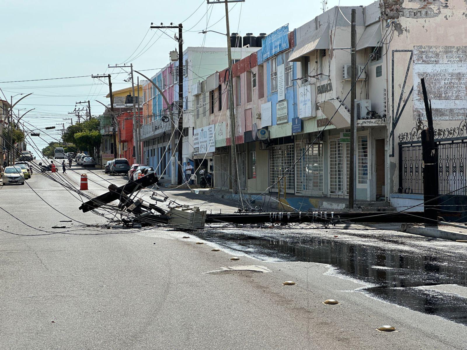 $!Se cae poste de la CFE, derriba otro y deja sin luz a parte del Centro de Mazatlán