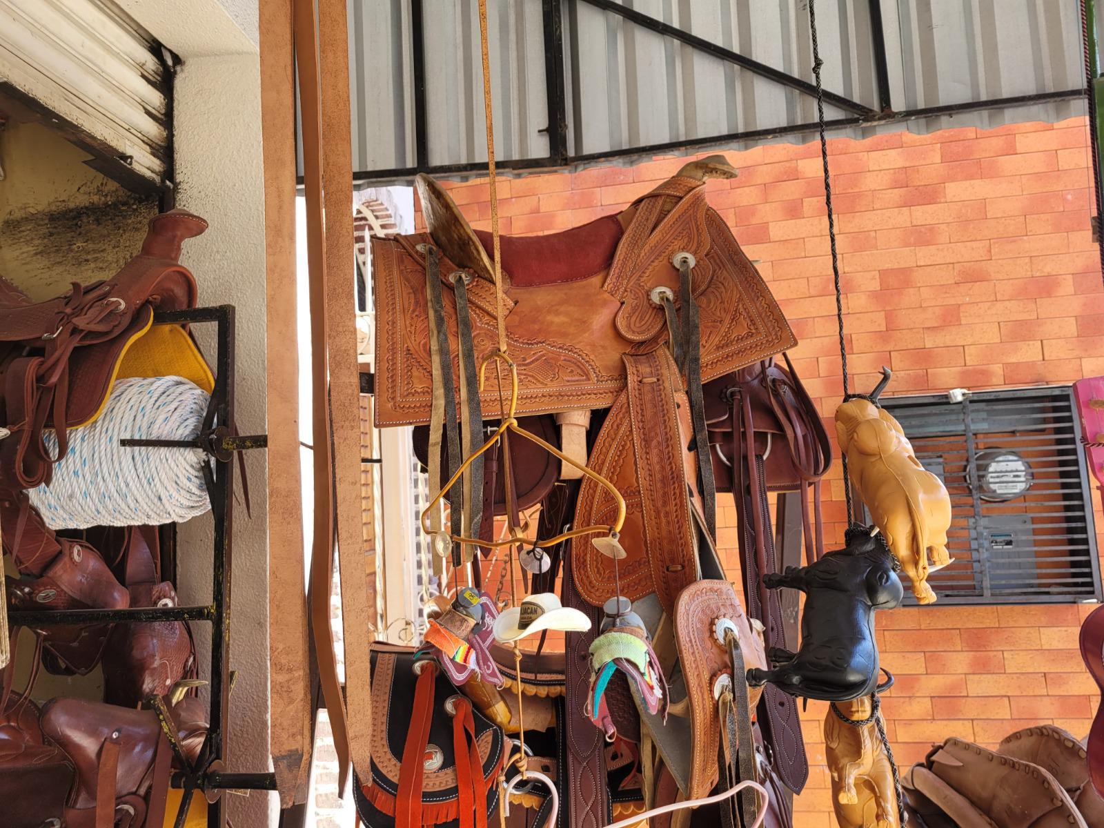 $!Vende accesorios para caballo en el mercadito de Culiacán; el negocio resiste pese a la violencia