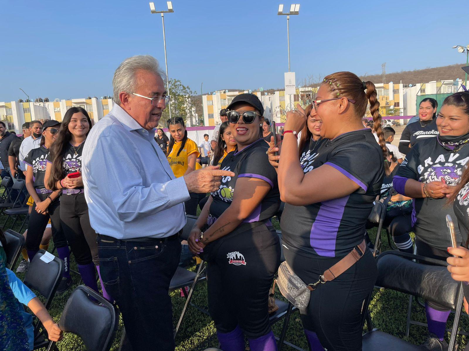 $!Inauguran estadio de softbol femenil en Alturas del Sur, en Culiacán